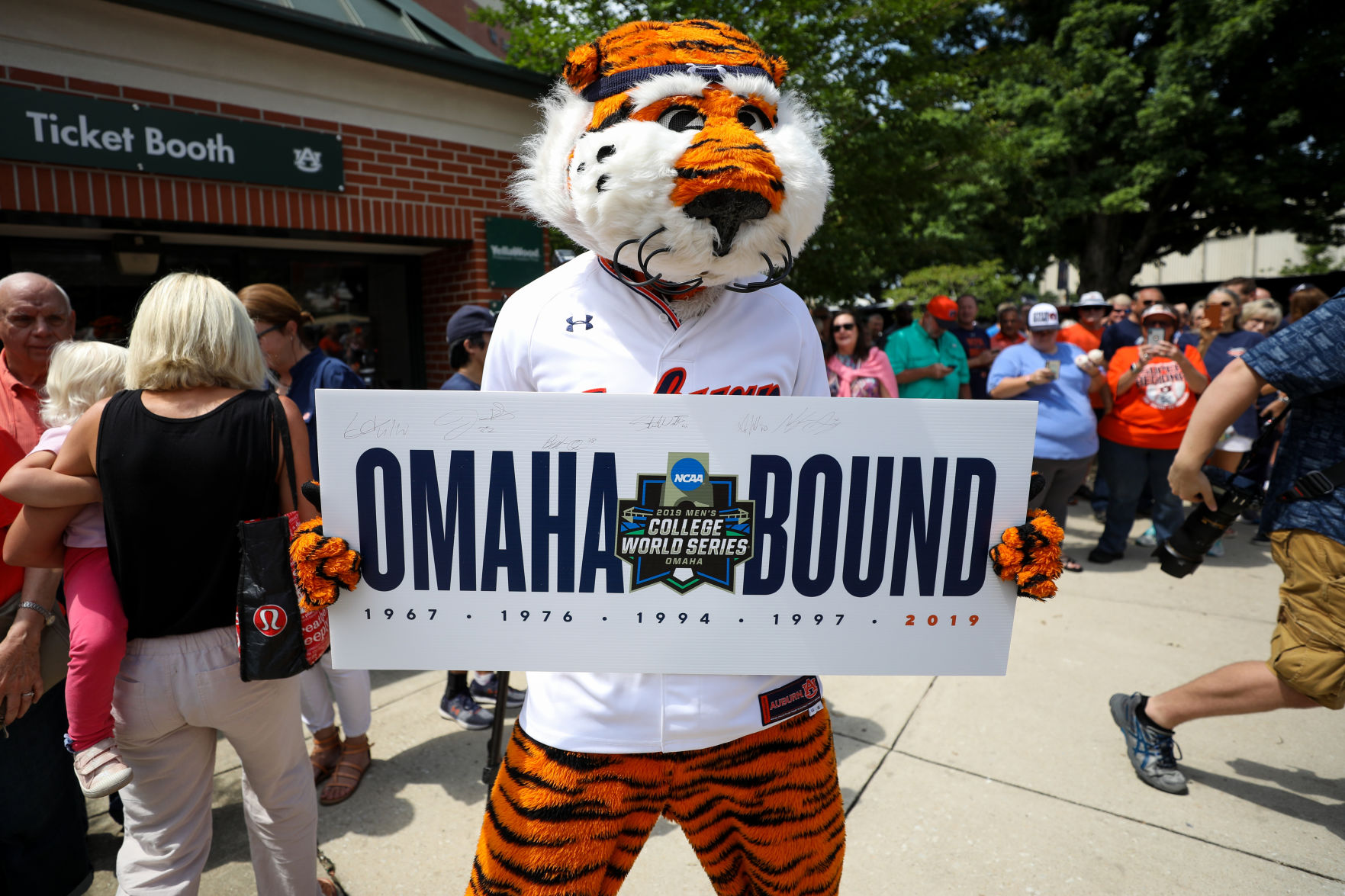 Auburn baseball departs for College World Series in Omaha